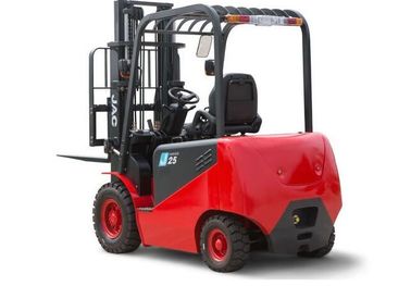 Le C.A. conduisent le chariot élévateur à piles, chariot élévateur électrique de 4 roues capacité de levage de 2,5 tonnes fournisseur